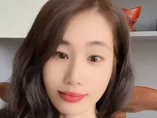 LeslieYi show private cunt
